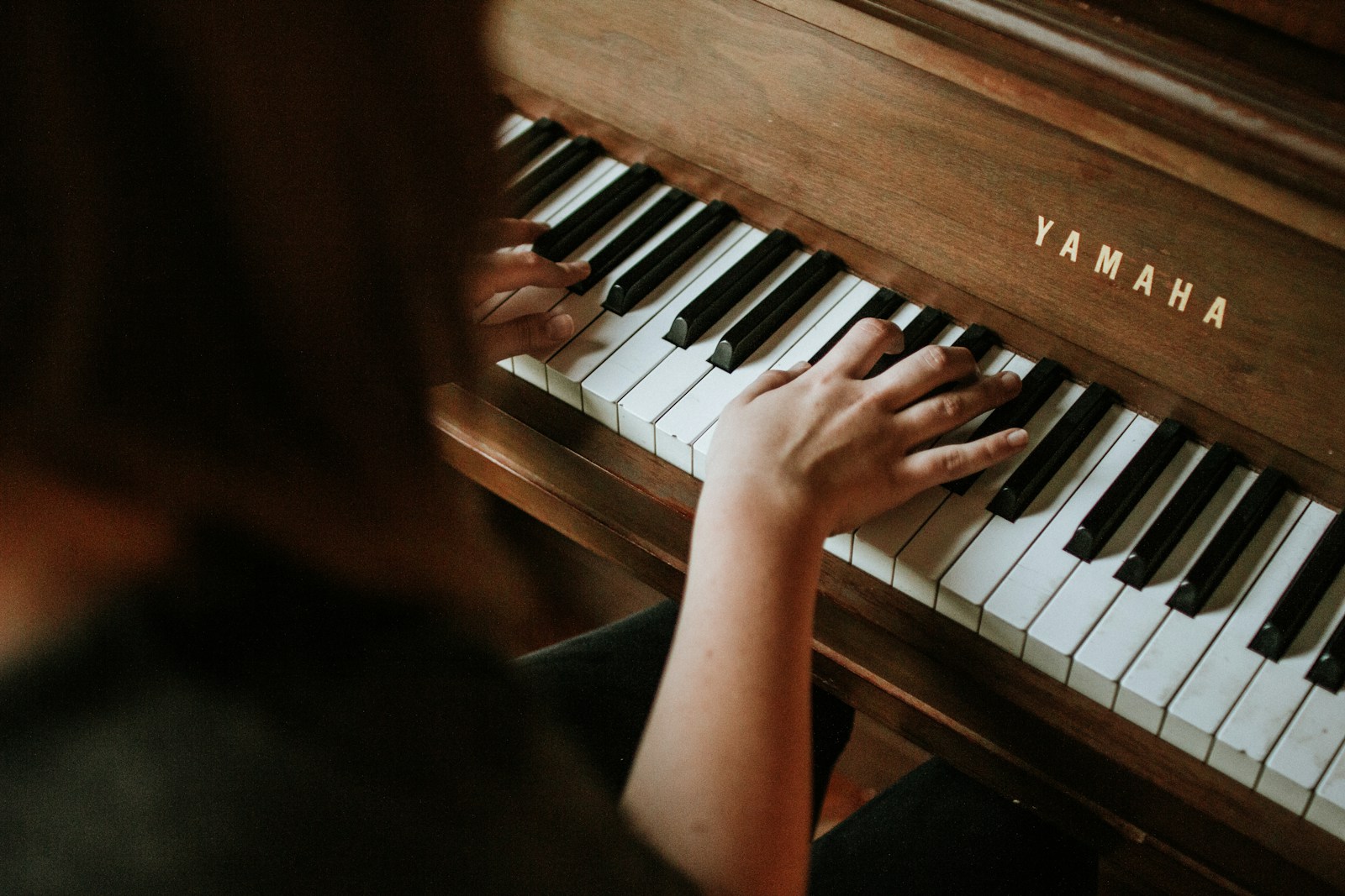 Học viên nhỏ tuổi học piano tại Artona Piano