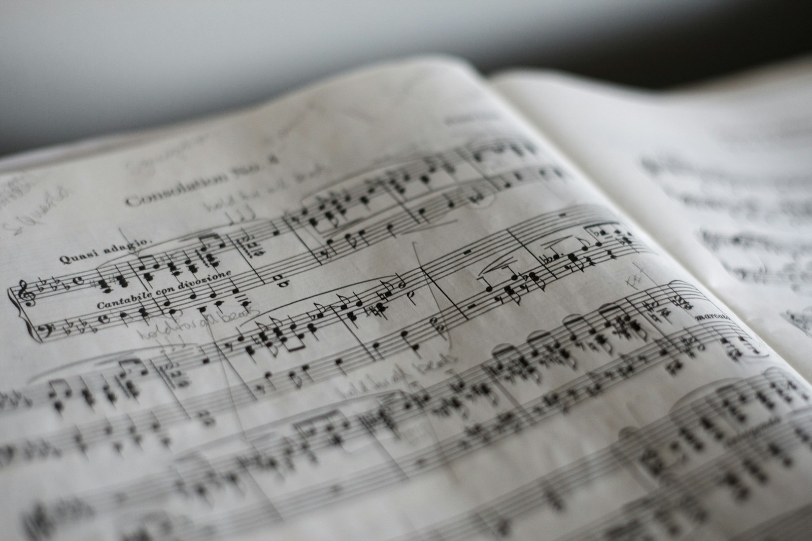 Giáo viên hướng dẫn học viên luyện piano